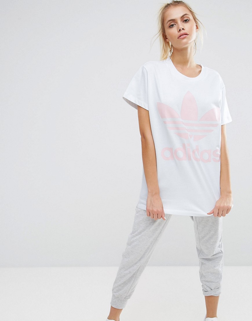 Бело-розовая футболка с большим логотипом-трилистником adidas Originals. Цвет: белый