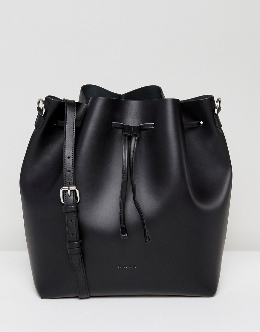 Черная кожаная сумка на плечо с затягивающимся шнурком Sandqvist Maria