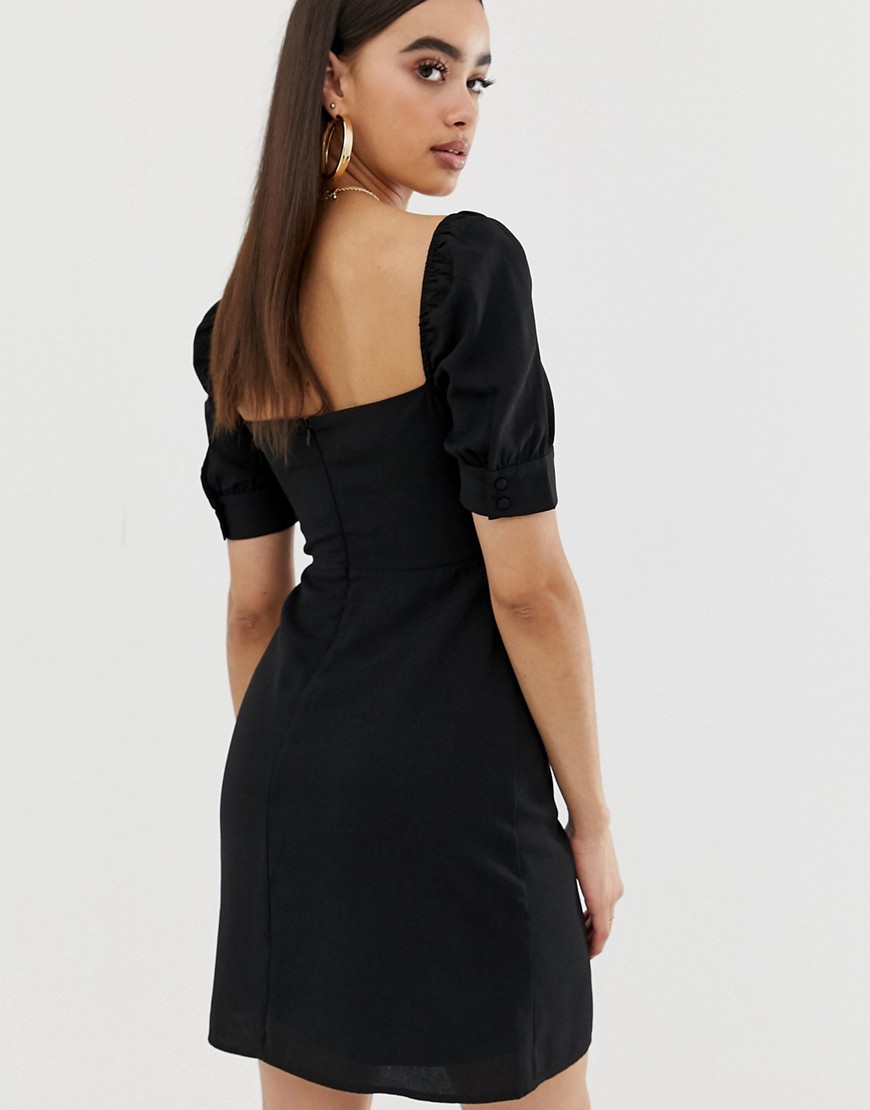 Черное платье с квадратным вырезом