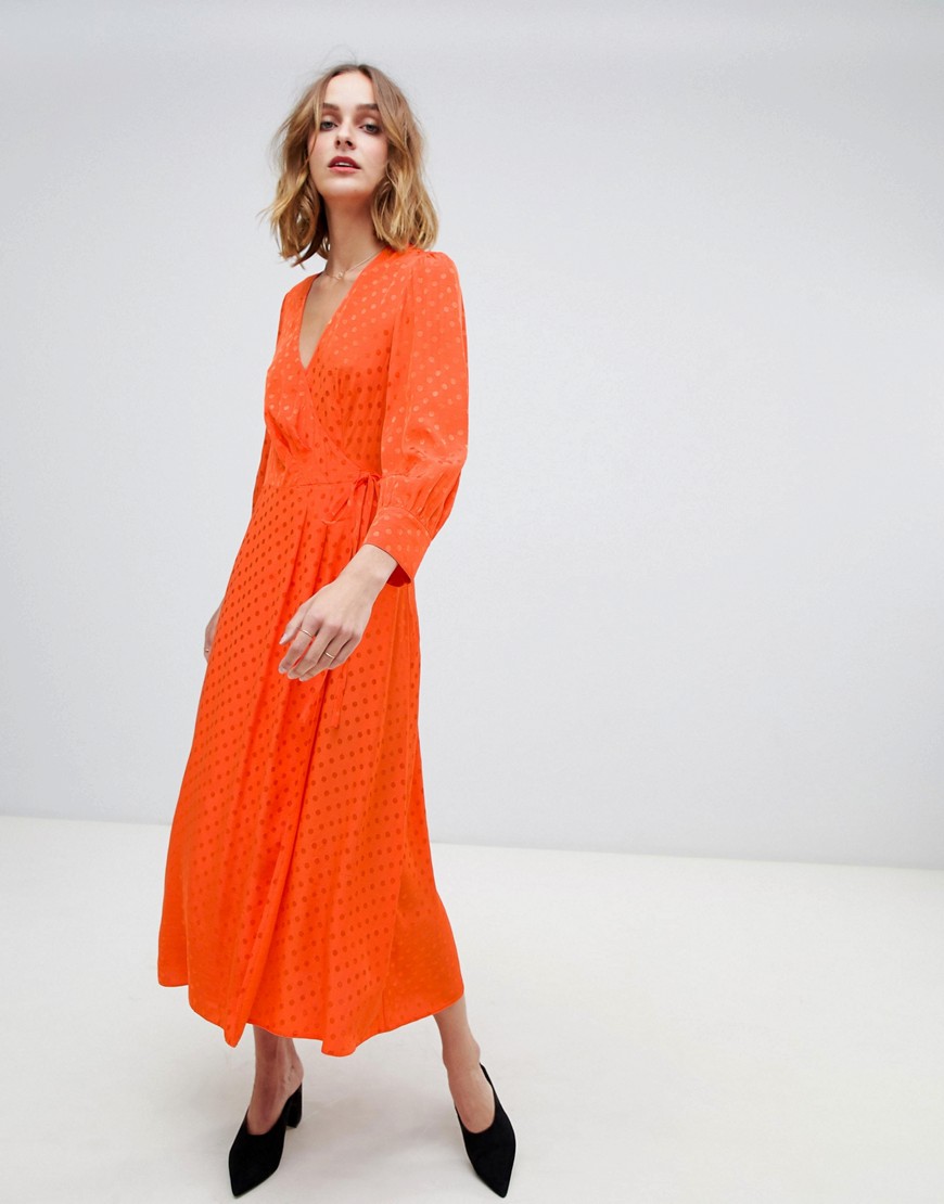 Imagen principal de producto de Vestido midi cruzado en naranja con diseño de lunares de Warehouse - Warehouse