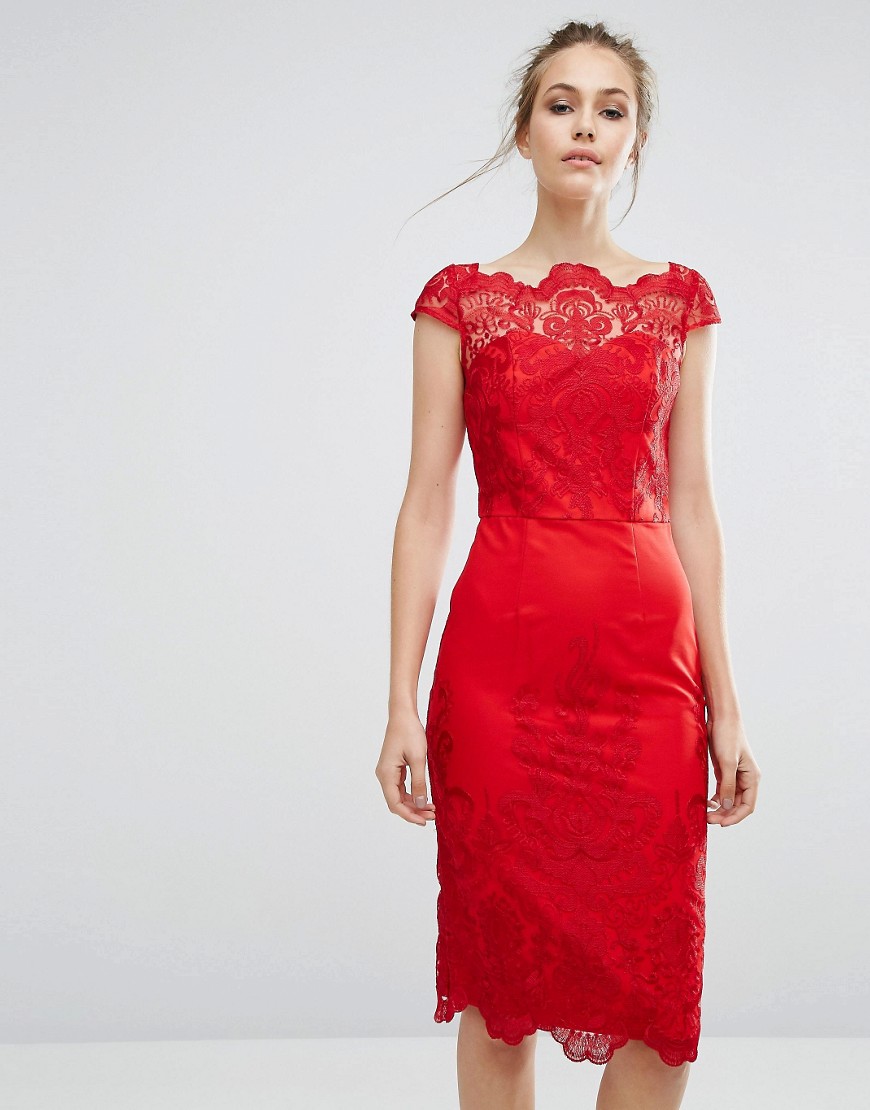 Платье-футляр с кружевом и широким вырезом Chi Chi London - Красный