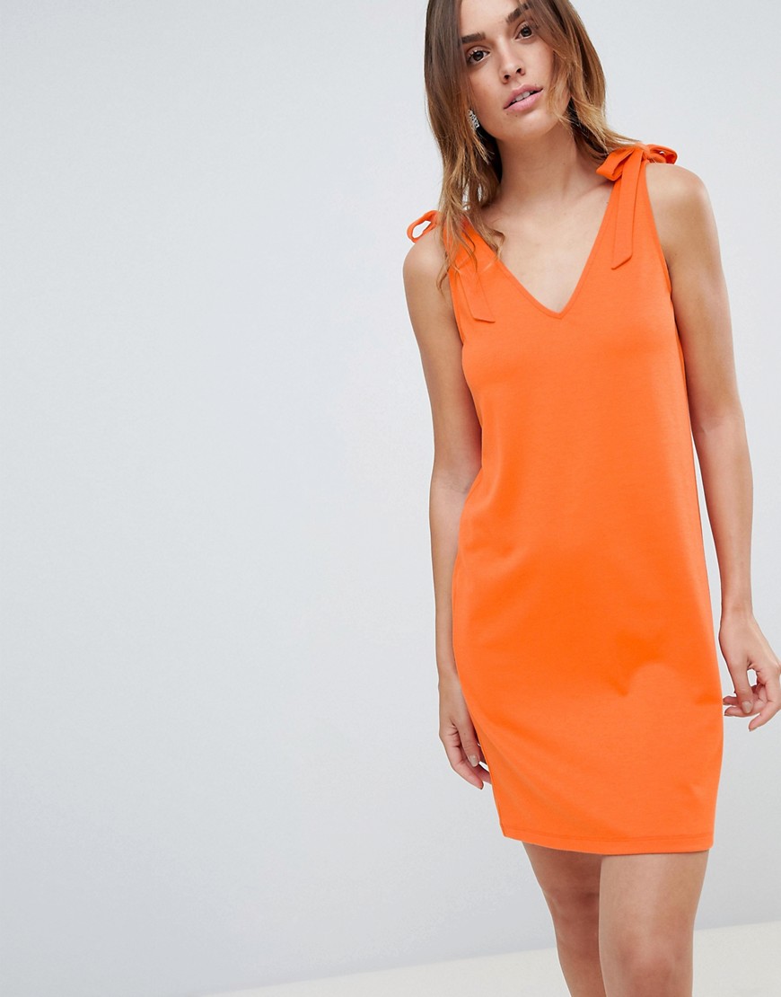 Imagen principal de producto de Minivestido naranja estilo camisola con lazo en el hombro de Pieces - Pieces