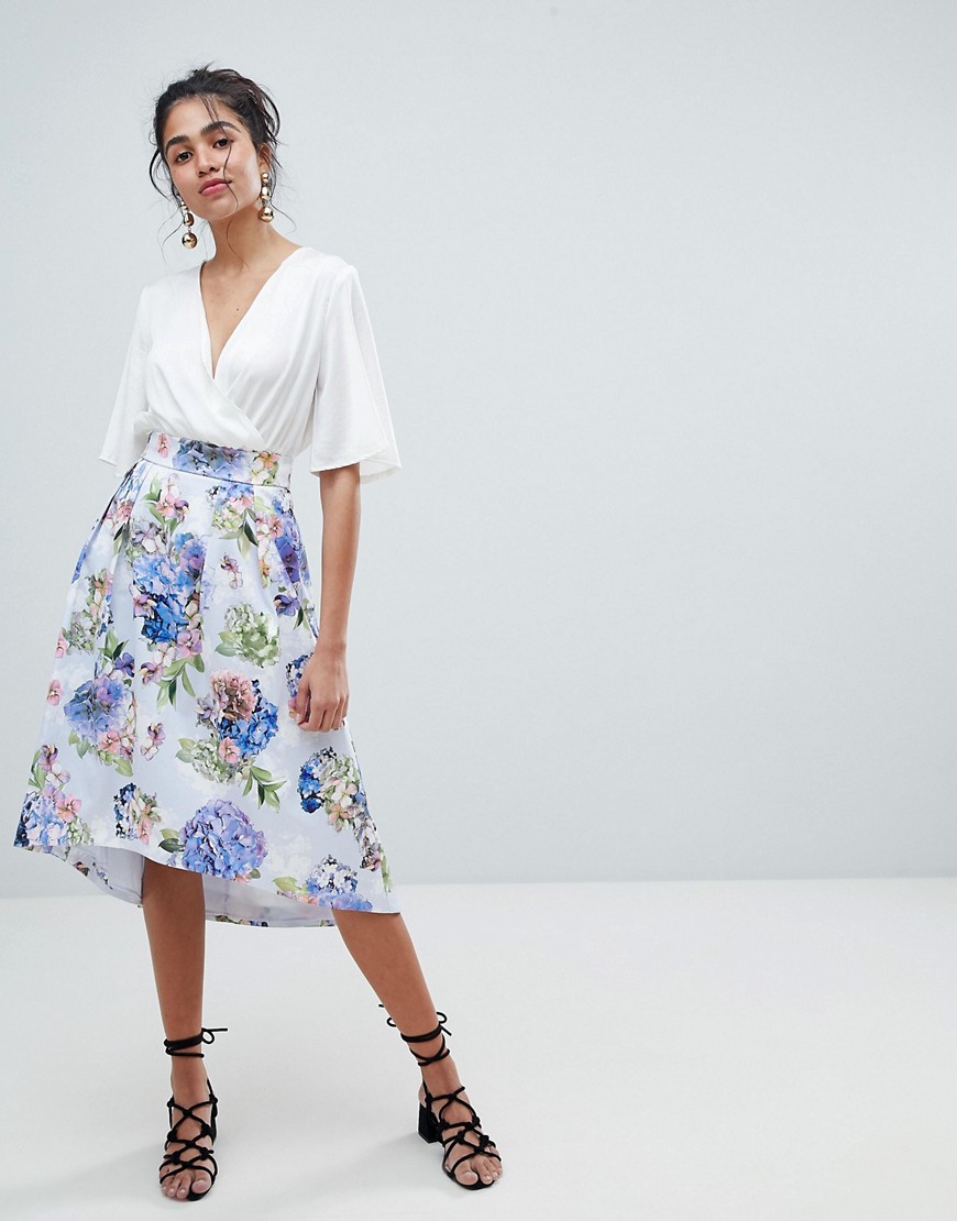 Imagen principal de producto de Falda midi con estampado floral y bajo asimétrico de Oasis - Oasis