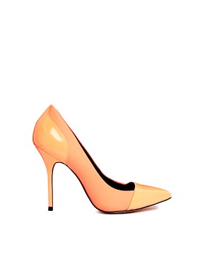 Imagen 1 de Zapato de salón en punta naranja con puntera de goma Willow de River Island