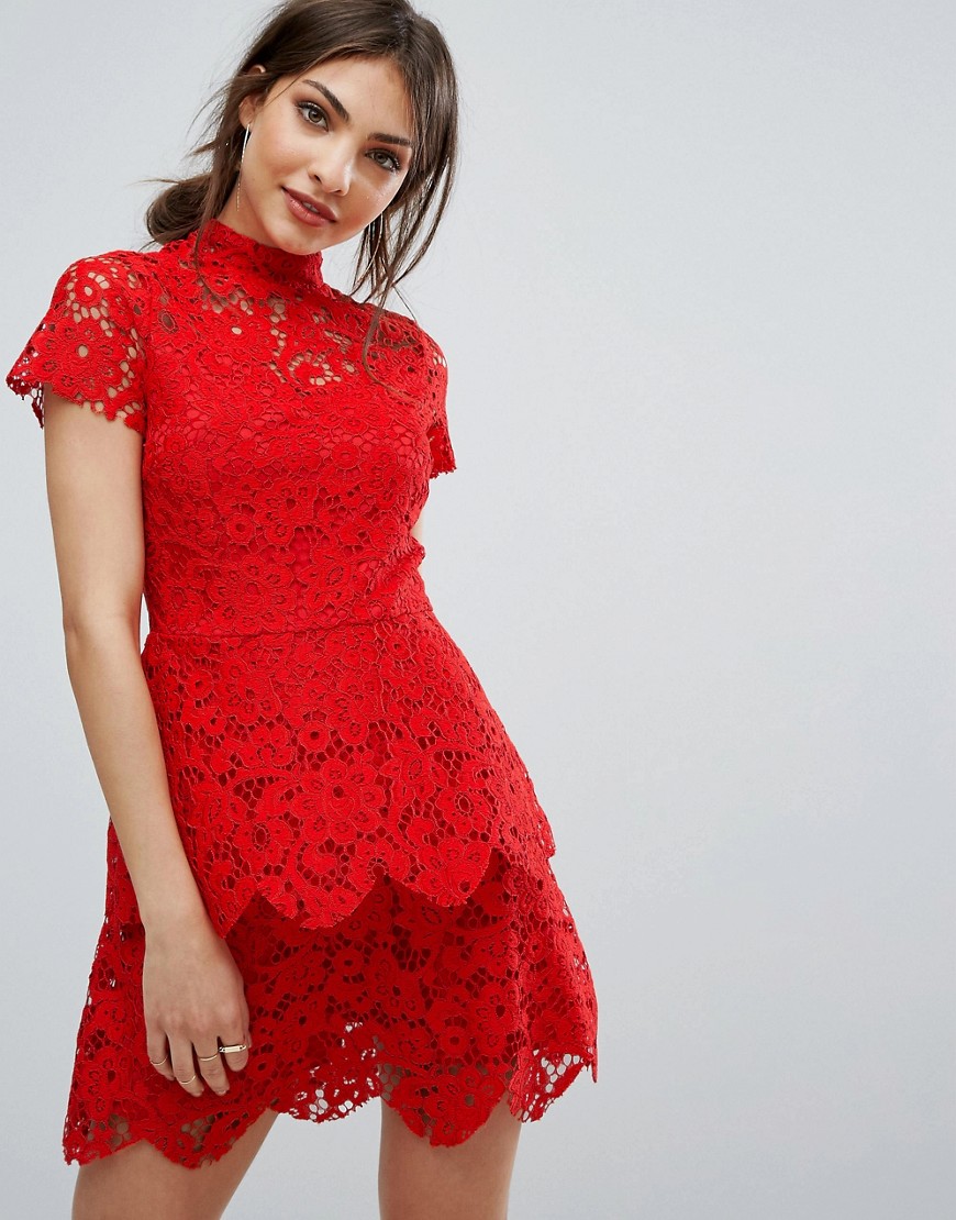 Красное кружевное платье короткое
