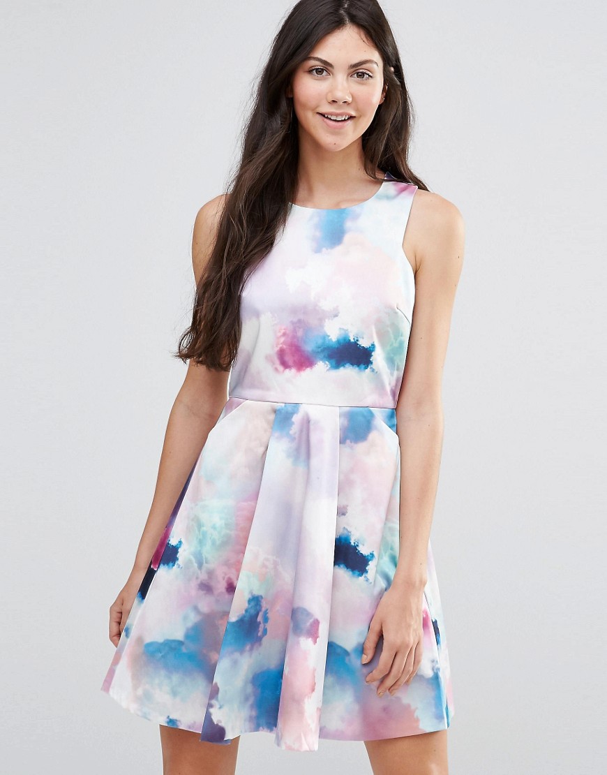 Короткое приталенное платье с принтом облаков Yumi - Мульти