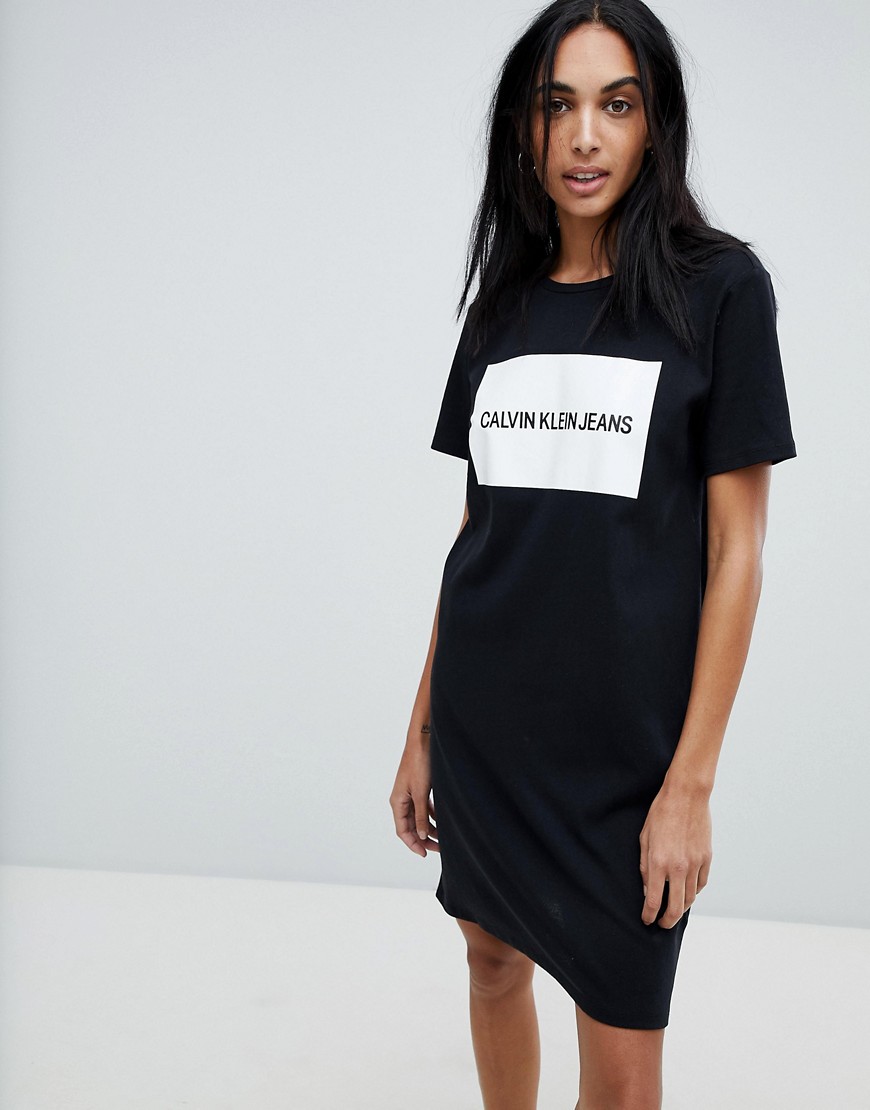Imagen principal de producto de Vestido estilo camiseta de punto con logo con diseño color block de Calvin Klein - Calvin Klein