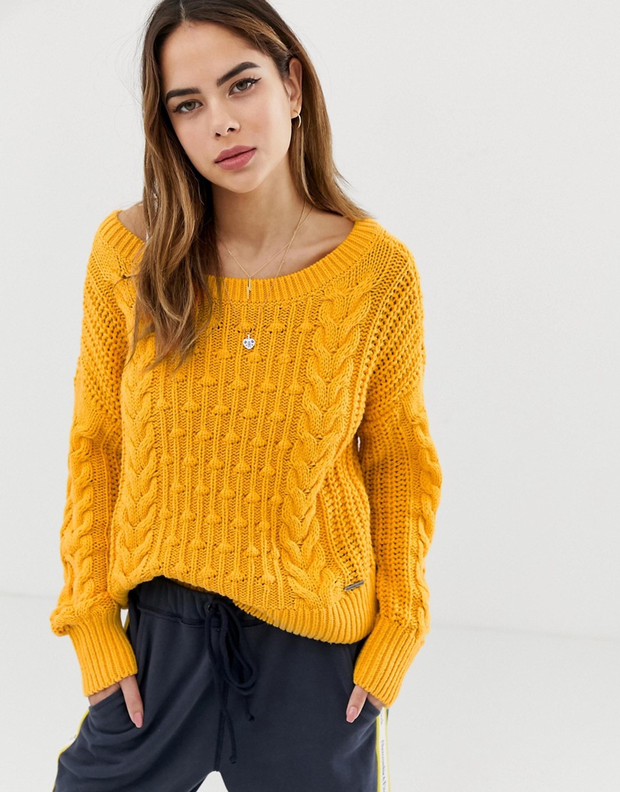 Желтый вязаный свитер