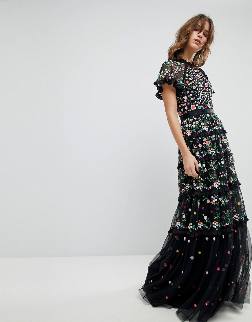 Imagen principal de producto de Vestido con bordados florales con cuello subido y falda escalonada de Needle & Thread - Needle & Thread