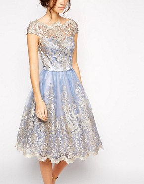 Immagine 3 di Chi Chi London - Prom dress con pizzo metallizzato e scollo Bardot