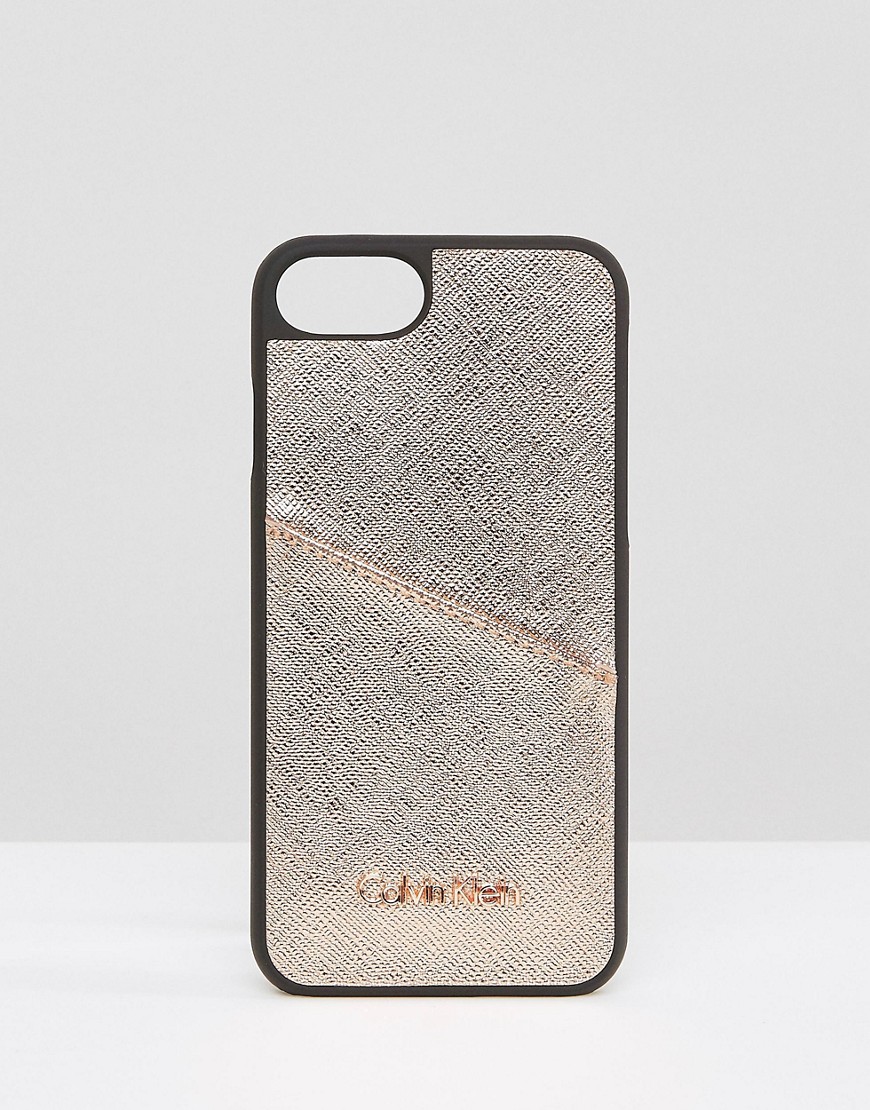Чехол для Iphone 7 с оттенком металлик и логотипом Calvin Klein. Цвет: черный