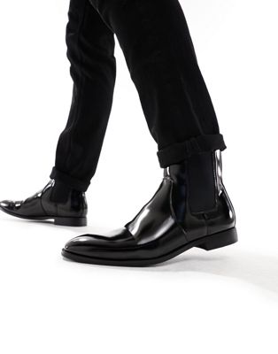 chelsea boot in black polished faux leather