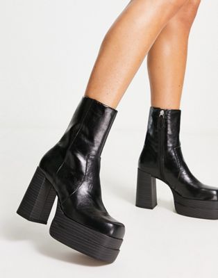 East high-heeled platform boots in black