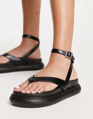 Fahrenheit chunky toe thong flat sandals in black - BLACK