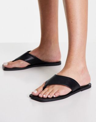 Fig toe thong flat sandals in black
