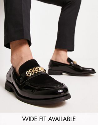 loafers in black faux leather with contrast vamp and broach detail