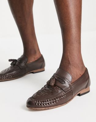 loafers in woven brown leather with tassel detail
