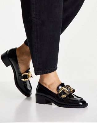 Mailbox statement chain loafers in black