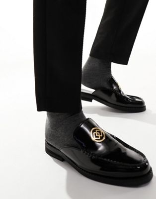 mule loafers in black faux leather with pearl badge