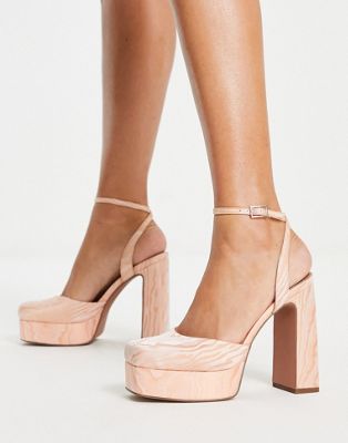 Peaked platform high heeled shoes in pink