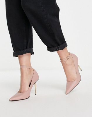 Photo high heeled shoes with metal heel in beige