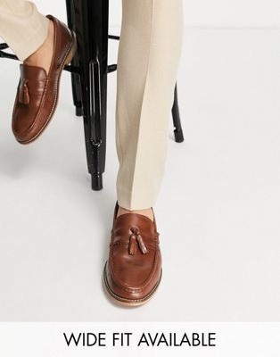 tassel loafers in tan leather with natural sole