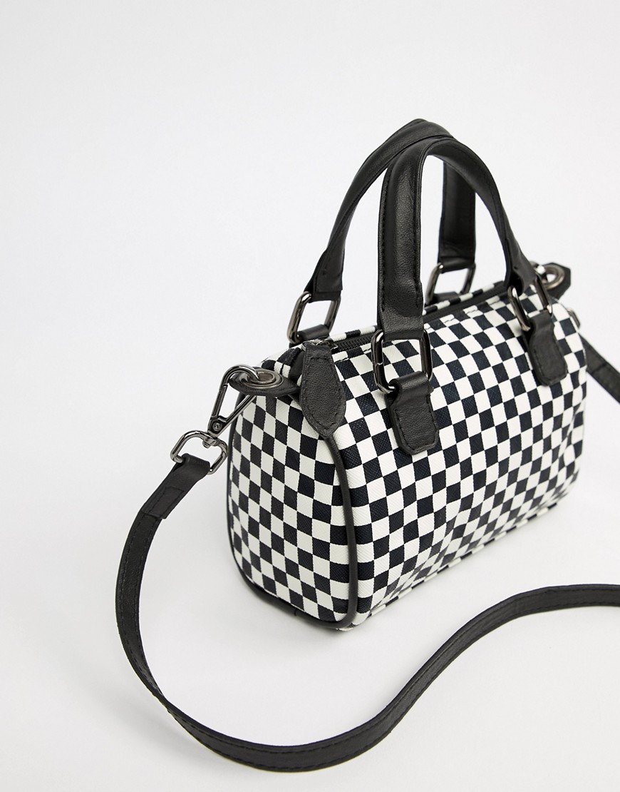 фото Черно-белая сумка в шахматную клетку asos design-белый