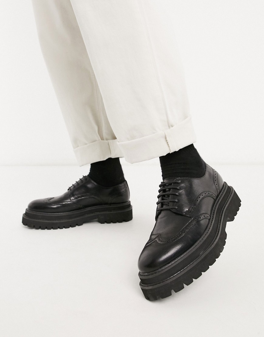 фото Черные броги из искусственной кожи на массивной подошве со шнуровкой asos design-черный