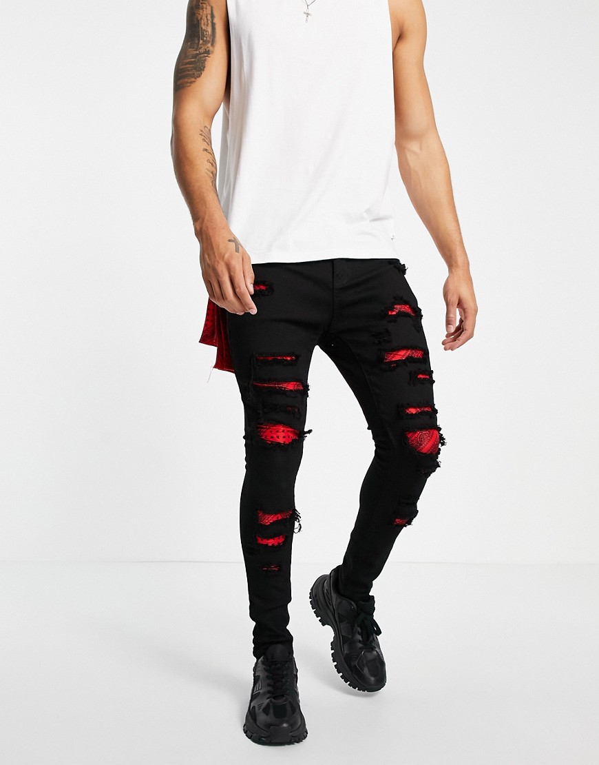 фото Черные зауженные джинсы с нашивками в виде красной банданы с эффектом потертости liquor n poker-черный цвет