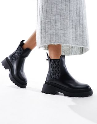 chelsea boots in black