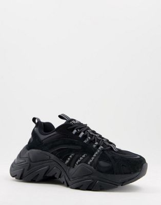 interation trainers in black
