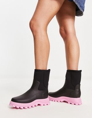 City Explorer short boot in black with pink sole