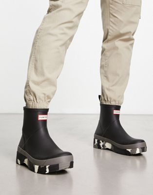 play short colour splash sole boots in black