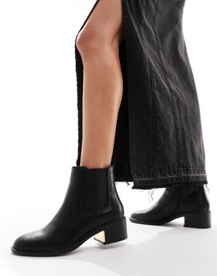 heeled chelsea boot in black