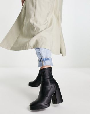 platform heeled boots in black