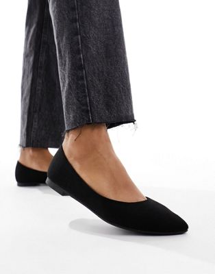 pointed flat shoe in black