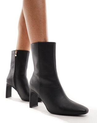 pointed heeled ankle boot in black