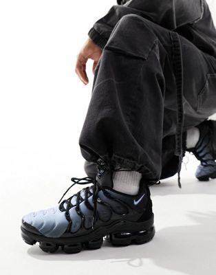 Air Vapormax Plus trainers in black and grey