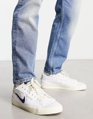 Blazer '77 Jumbo Low trainers with double swoosh in white and navy
