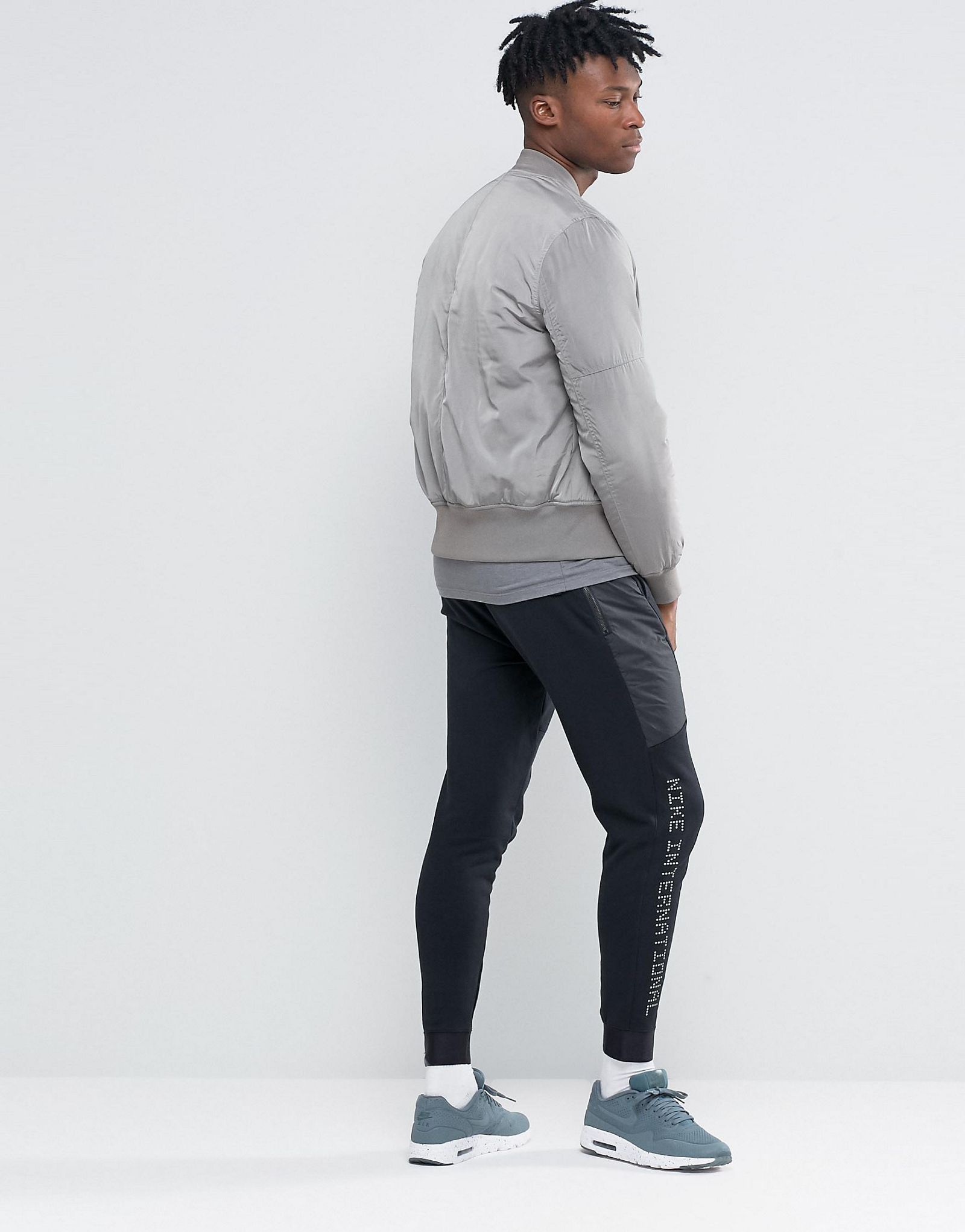 Nike International Skinny Sweatpants In Black 802375-010