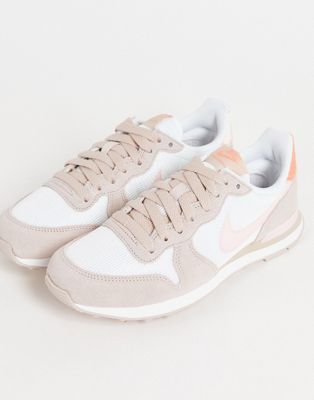 Internationalist trainers in white and atmosphere pink