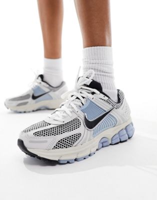 Zoom Vomero 5 trainers in light grey and blue