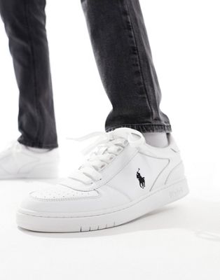 Court trainer in white with black logo