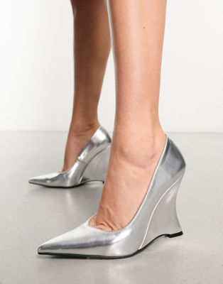 Betty angular heeled shoes in silver metallic