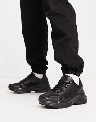 Man captain trainers in black