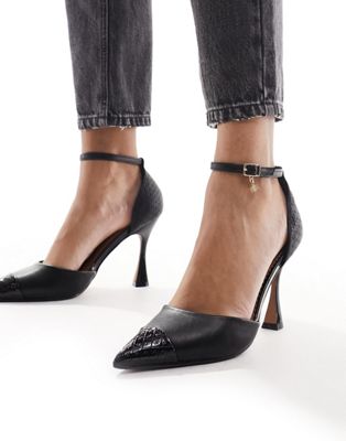 court heel with embossed toe detail in black
