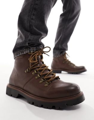 hiker boot in brown