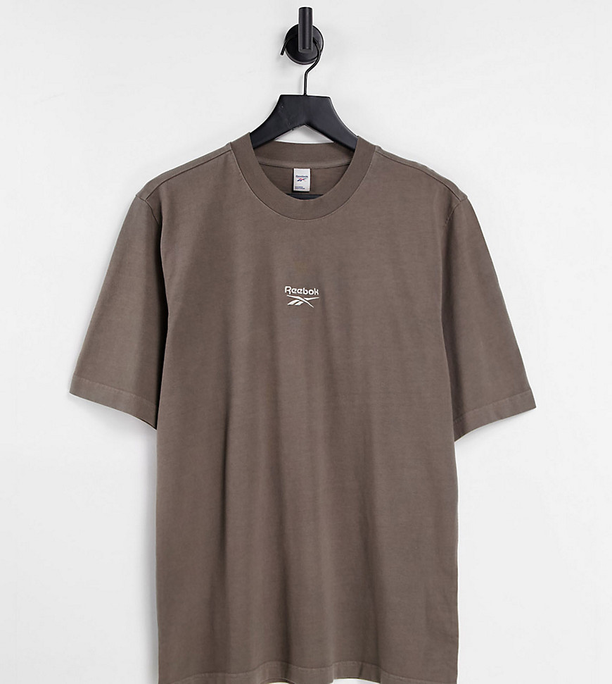 фото Серо-коричневая футболка с логотипом по центру reebok – эксклюзивно для asos-серый
