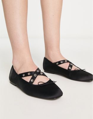 cross strap ballet shoe in black