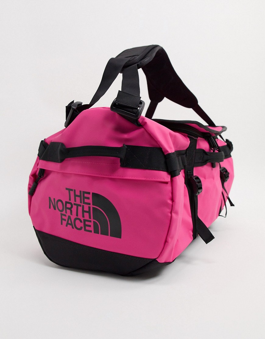 фото Небольшая темно-розовая сумка дафл the north face объемом 50 литров-розовый
